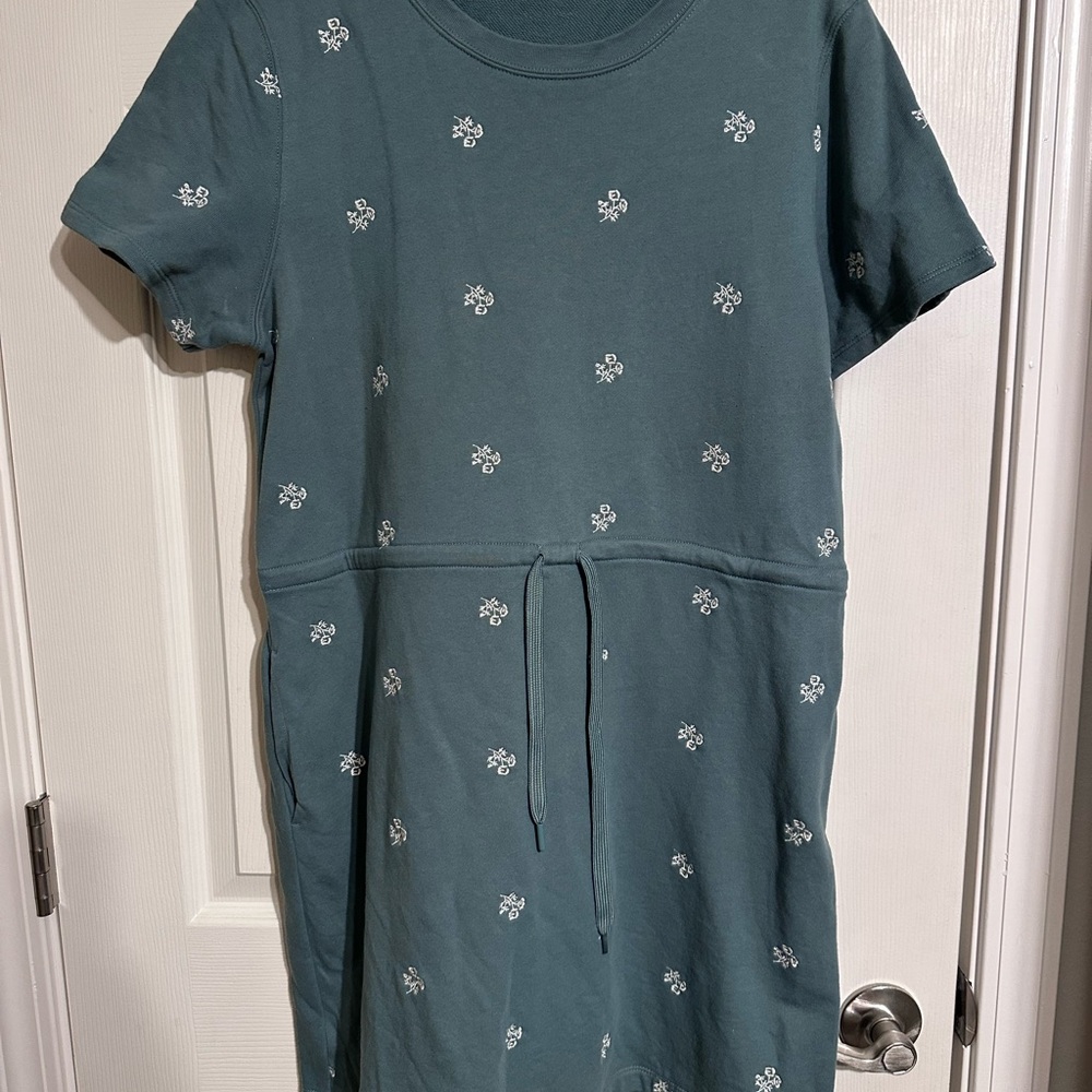 Short Sleeve Dress with Floral Embroidery